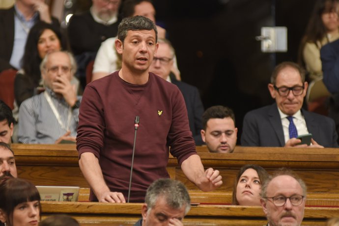 El diputado por la Candidatura d'Unitat Popular - Defensem la Terra, Xavier Pellicer, durante una sesión de control al Govern, en el Parlament de Catalunya, a 25 de febrero de 2026, en Barcelona, Catalunya (España).