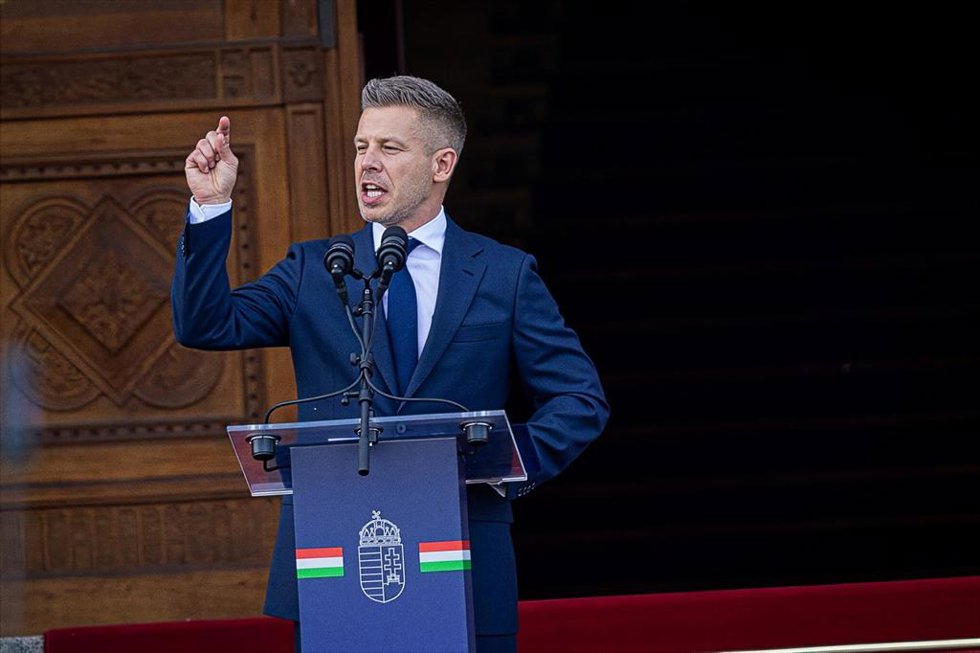 El primer ministro de Hungría, Peter Magyar, en una intervención pública tras asumir el cargo.  
