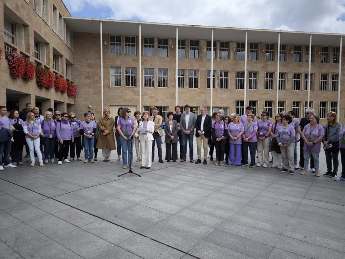 Lectura del Manifiesto del Día Internacional de la Fibromialgia y Síndrome de Fatiga Crónica en la plaza del Ayuntamiento de Logroño