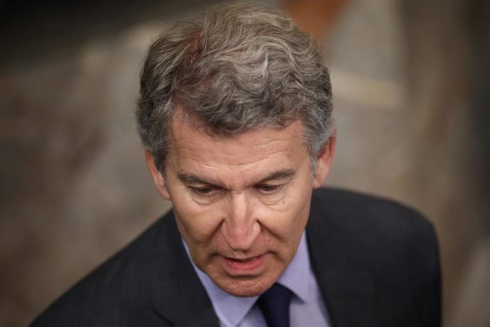 El presidente del PP, Alberto Núñez Feijóo, durante una sesión plenaria en el Congreso, a 30 de abril de 2026, en Madrid (España).