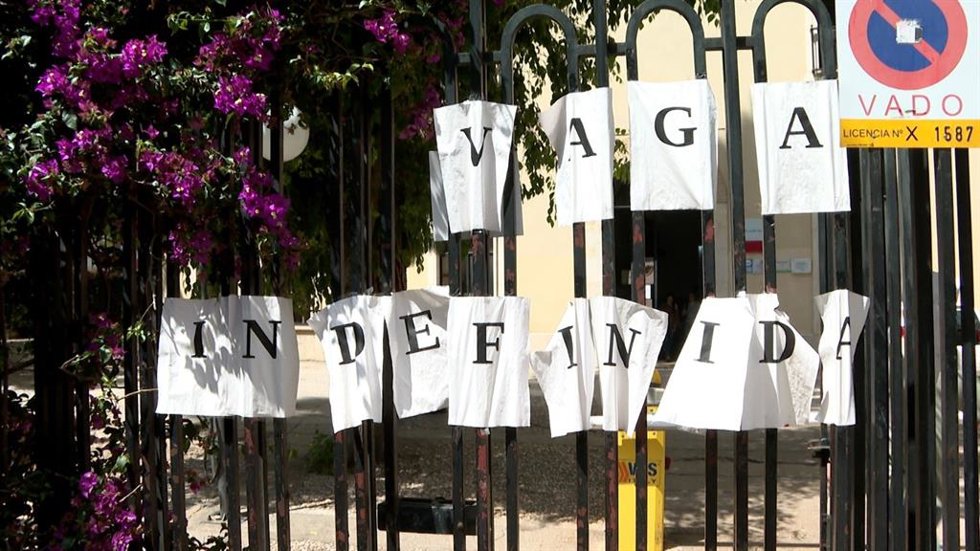 Carteles en un IES de València con motivo de la hulega indefinida.