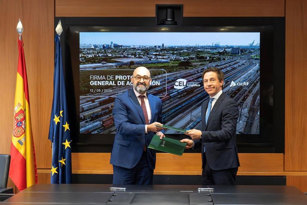 Ramón García, director general del Centro Español de Logística (CEL) junto con Pedro Marco de la Peña, presidente de Adif en la firma del protocolo de colaboración 
