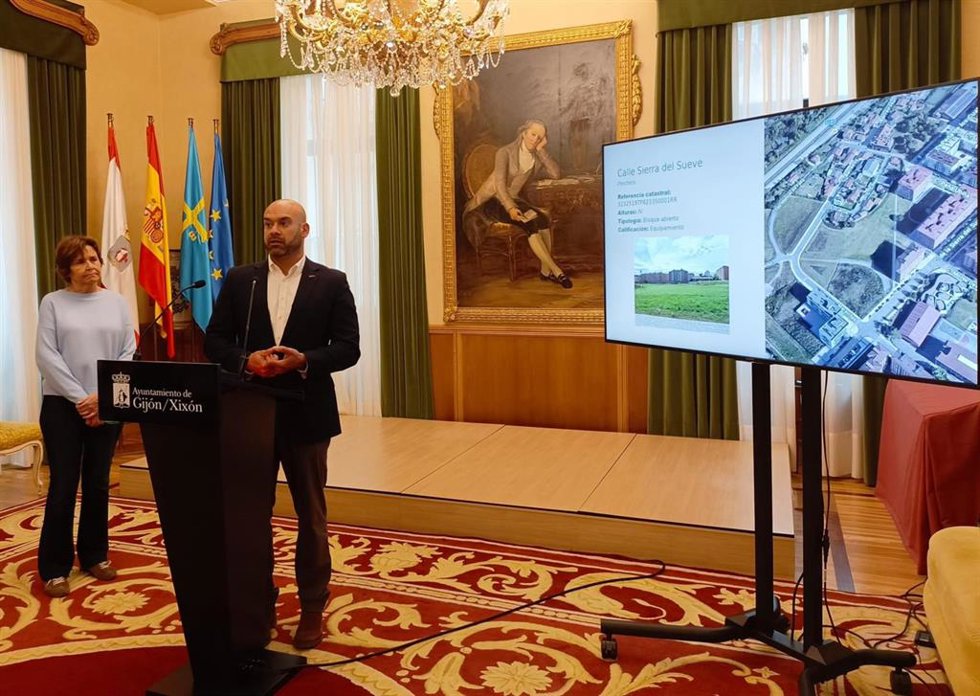 El concejal de Urbanismo del Ayuntamiento de Gijón, Jesús Martínez Salvador, interviene en una rueda de prensa del Plan Llave junto a la alcaldesa gijonesa, Carmen Moriyón.