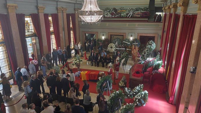 Las coronas depositadas por los murcianos para honrar al alcalde de Murcia, José Ballesta, llenaron este lunes el Salón de Plenos
