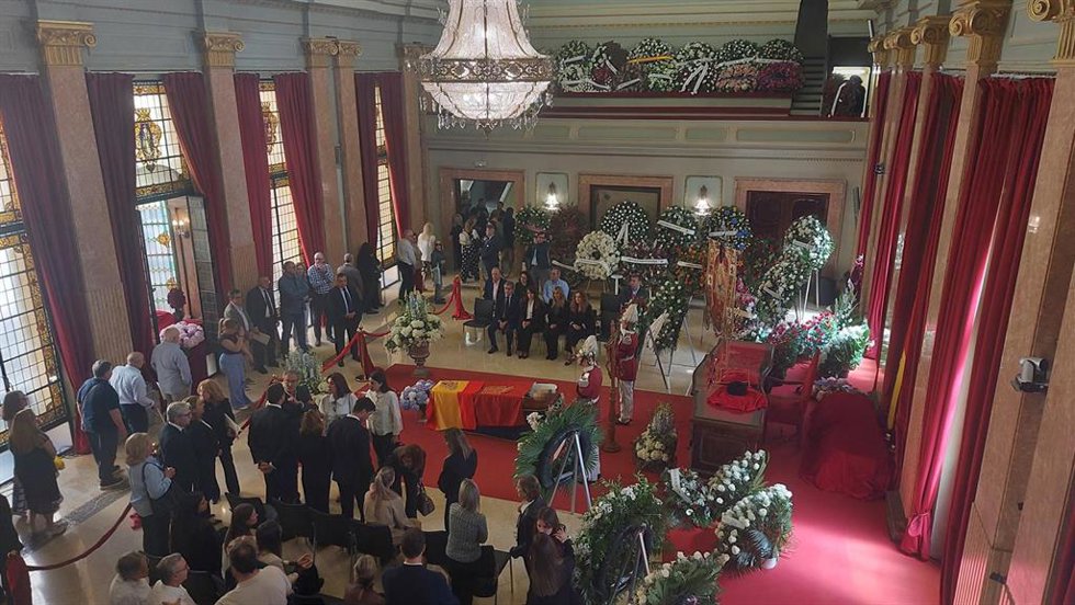 Las coronas depositadas por los murcianos para honrar al alcalde de Murcia, José Ballesta, llenaron este lunes el Salón de Plenos