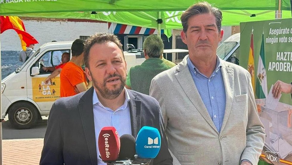 El candidato de Vox por Málaga a las elecciones andaluzas Jesús Ruiz Ballesteros junto al portavoz del grupo municipal, Antonio Alcázar.