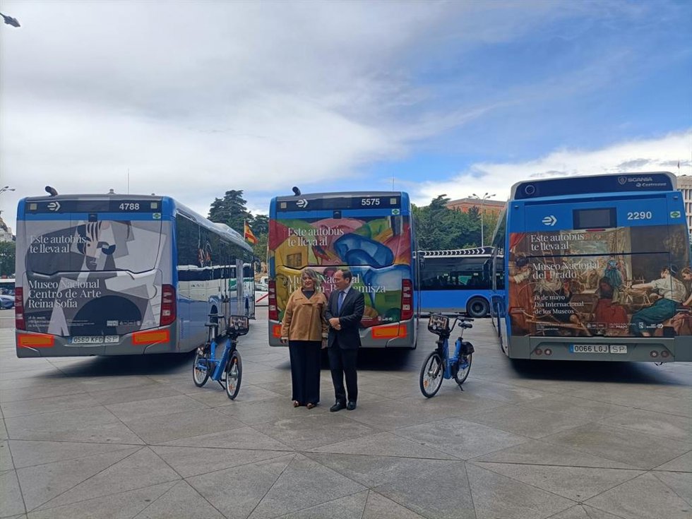 El delegado de Urbanismo, Medio Ambiente y Movilidad, Borja Carabante, y la delegada de Cultura, Turismo y Deporte, Marta Rivera de la Cruz, presentan la campaña de EMT por el Día de los Museos