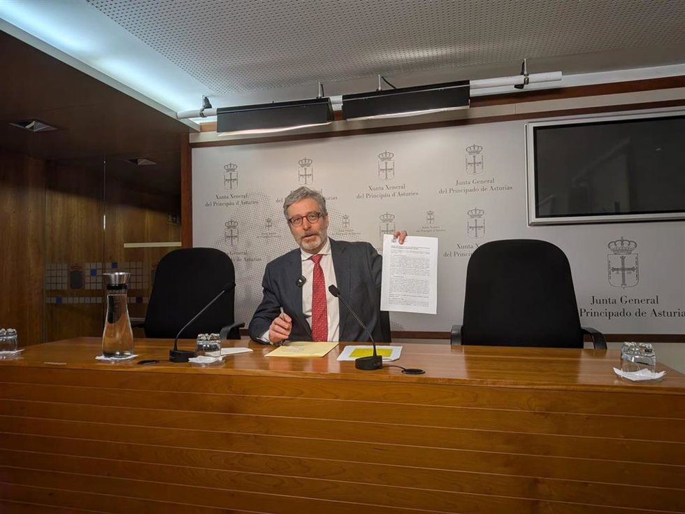 Javier Jové, mostrando el informe del Ministerio