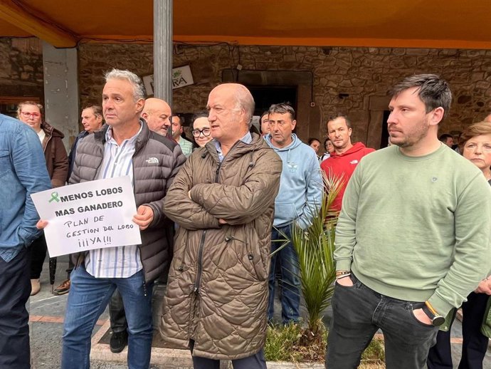 El diputado regional del Partido Popular Luis Venta en una protesta ganadera, convocada por el sindicato COAG, en Grado.