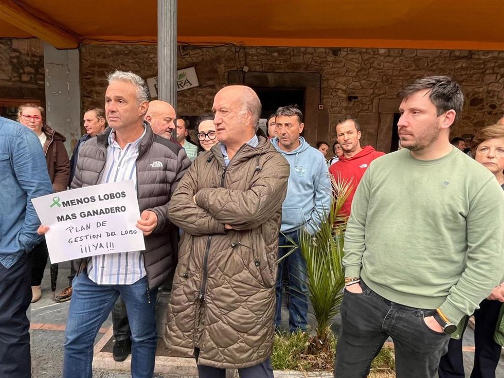 El diputado regional del Partido Popular Luis Venta en una protesta ganadera, convocada por el sindicato COAG, en Grado.