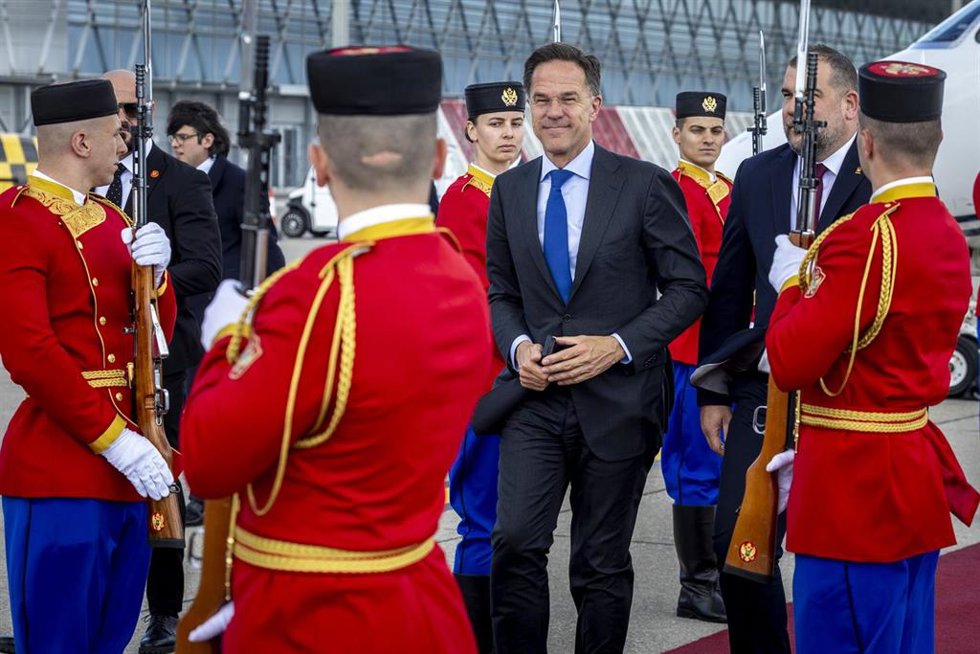 El secretario general de la OTAN, Mark Rutte, llega al aeropuerto de Podgorica, donde es recibido por Dragan Krapović, ministro de Defensa de Montenegro.