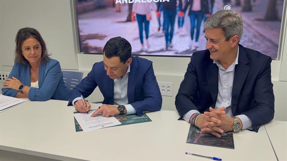 Juanma Moreno reafirma el apoyo del PP a los cazadores firmando la Agenda Andaluza por la Caza.