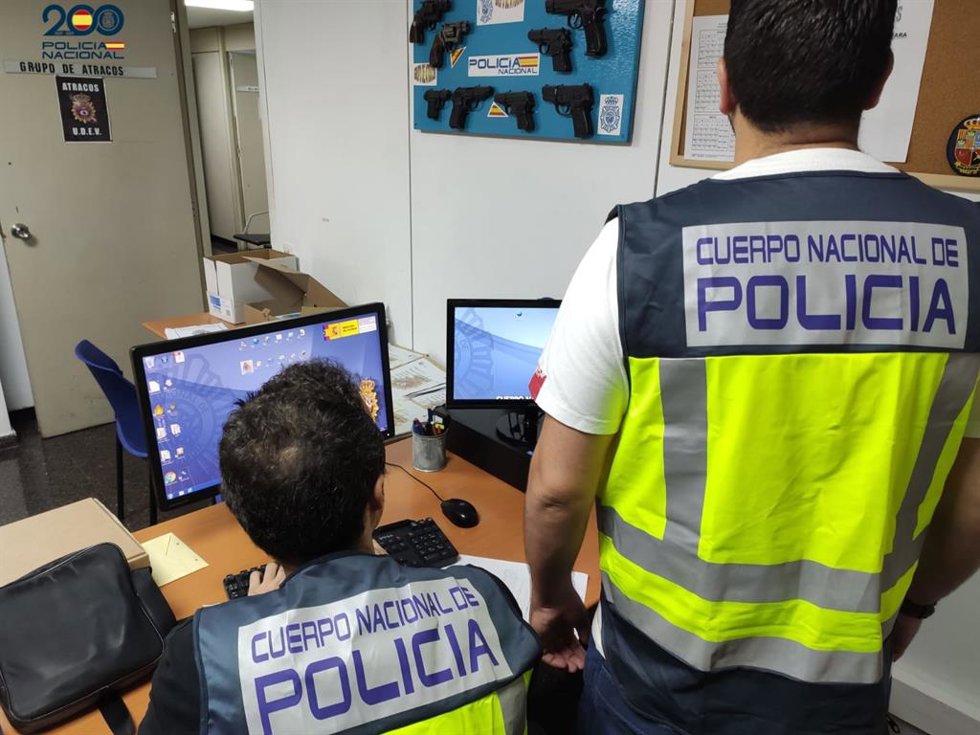 Detenido por robar dinero, un móvil y una tablet a una taxista amenazándola con un arma en el cuello.
