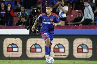 Futbol, Universidad de Chile vs Deportes La Serena Fecha 8, Liga de Primera 2026. El jugador de Universidad de Chile Lucas Assadi juega el balon durante el partido de la Liga de primera realizado en el estadio Nacional de Santiago,