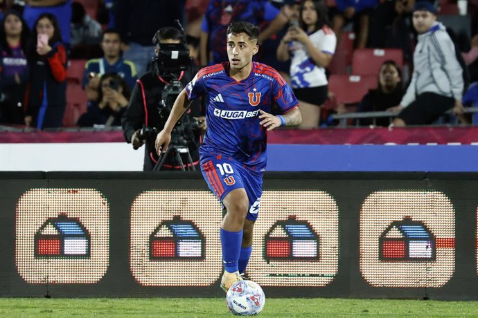 Futbol, Universidad de Chile vs Deportes La Serena Fecha 8, Liga de Primera 2026. El jugador de Universidad de Chile Lucas Assadi juega el balon durante el partido de la Liga de primera realizado en el estadio Nacional de Santiago,