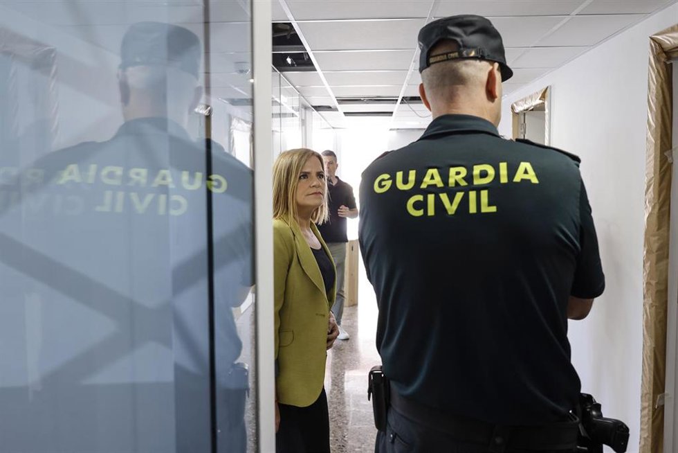 La delegada del Gobierno en la Comunitat Valenciana, Pilar Bernabé, ha visitado las obras de reconstrucción del acuartelamiento de la Guardia Civil en Paiporta (Valencia).