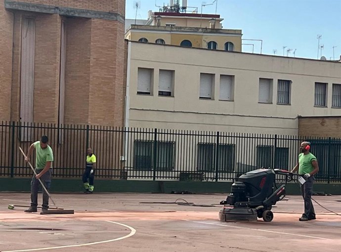 Labores de construcción y remodelación de las pistas deportivas del Parque Manuel Garrido, en el barrio hispalense de La Barzola.