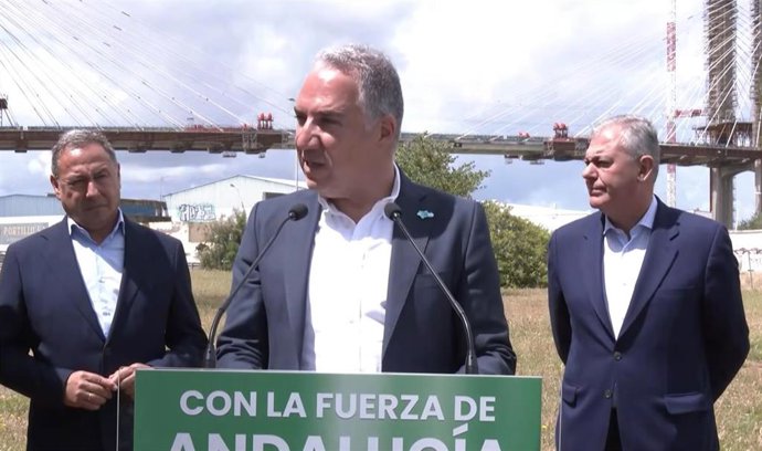 Bendodo atiende a los medios, en un acto electoral, junto al presidente provincial del PP y el alcalde de Sevilla