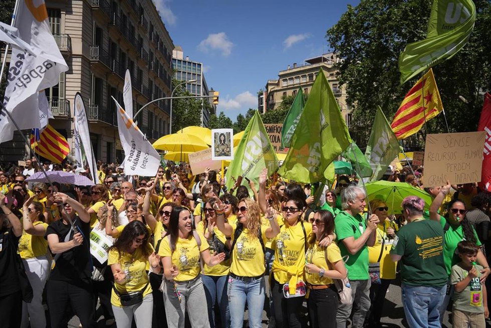 Manifestantes durante una concentración convocada por Ustec·Stes, Aspepc·Sps, CGT Ensenyament y La Intersindical para reclamar mejoras laborales, a 12 de mayo de 2026, en Barcelona, Catalunya (España). Los sindicatos educativos Ustec·Stes, Aspepc·Sps, CGT