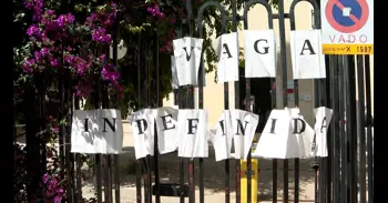Educació xifra en el 32% el seguiment del segon dia de vaga indefinida i els sindicats ho eleven al 75%