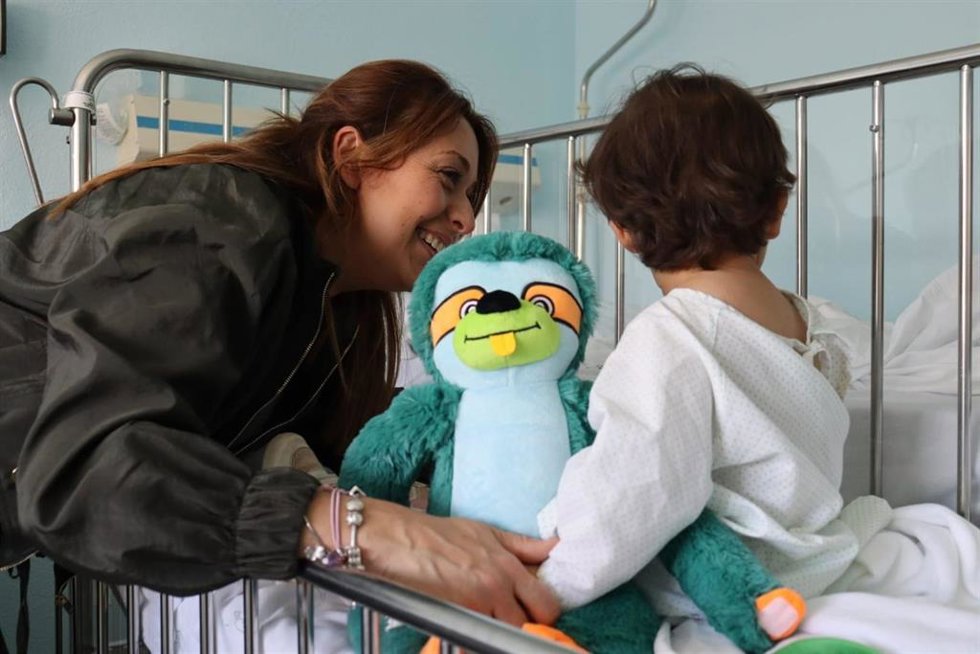 Una mama con su pequeña abrazan a Quiro antes de una intervención.