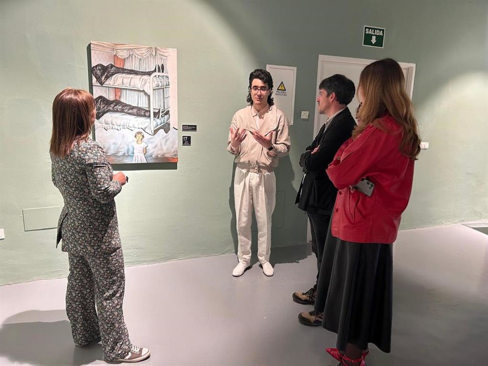 El Palacio del Almirante de Granada tiene previsto acoger el próximo 21 de mayo, a las 18,30 horas, la mesa redonda 'Residuos, ruinas y bits', una actividad complementaria a la exposición 'Traficantes del recuerdo', del artista Ricardo León.