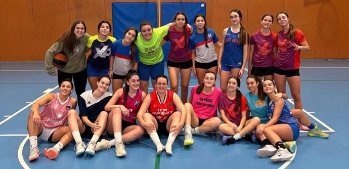 Jugadoras del proyecto 'Sigue jugando' del CEB Sant Jordi, ganador de la II edición de los Premios Endesa Basket Girlz