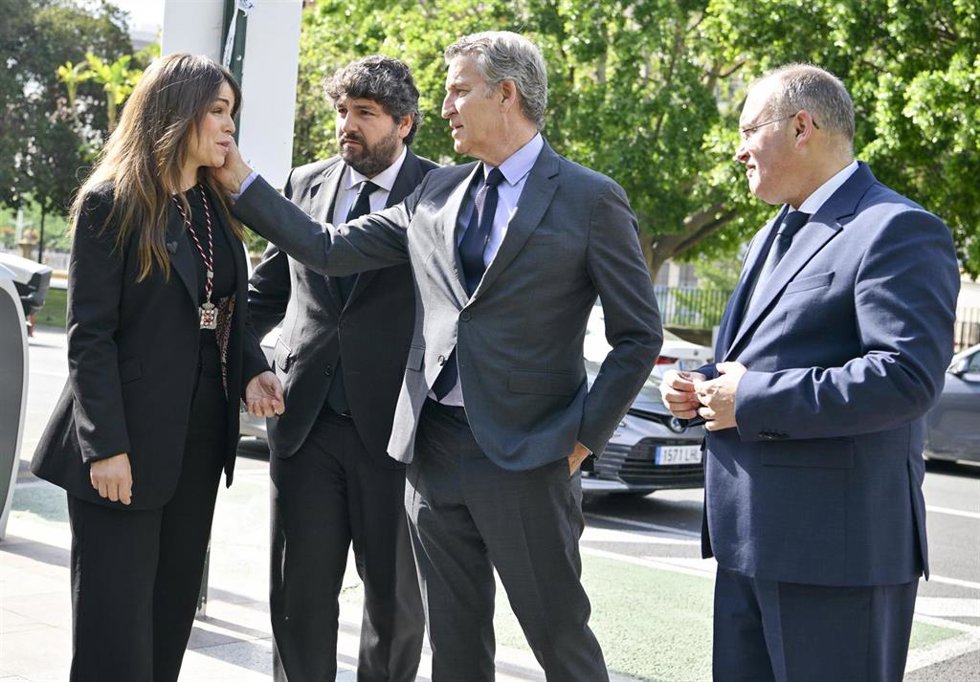 El presidente del PP, Alberto Núñez Feijóo, saluda a la alcaldesa en funciones de Murcia, Rebeca Pérez, en compañía del presidente de la Región, Fernando López Miras, y el secretario general del PP, Miguel Tellado