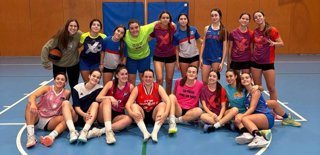 Jugadoras del proyecto 'Sigue jugando' del CEB Sant Jordi, ganador de la II edición de los Premios Endesa Basket Girlz