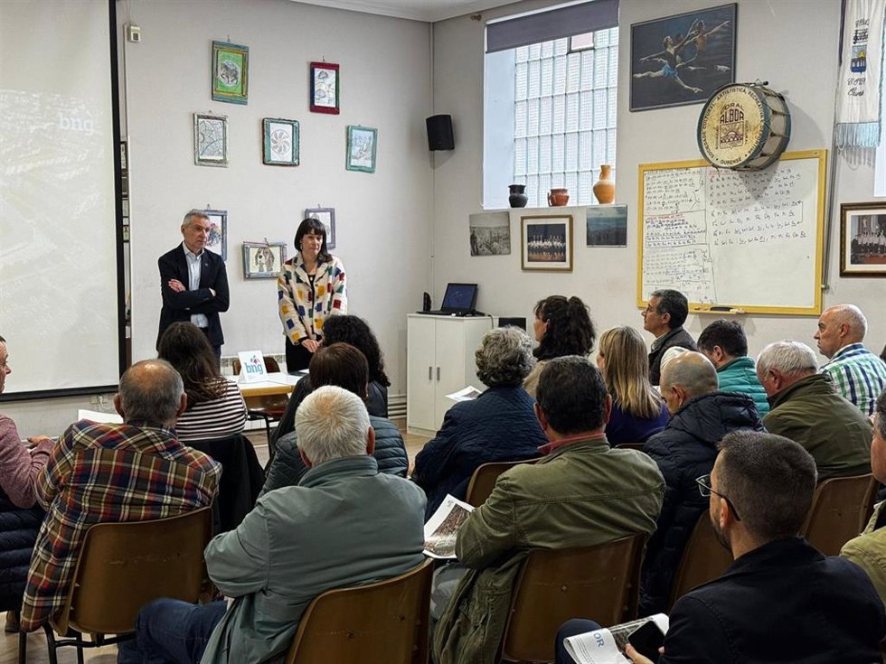 La portavoz nacional del BNG, Ana Pontón, presenta a vecinos del barrio de O Couto, en Ourense, del proyecto de transformación urbana 'O Couto, cidade deportiva', acompañada del portavoz nacionalista local, Luís Seara