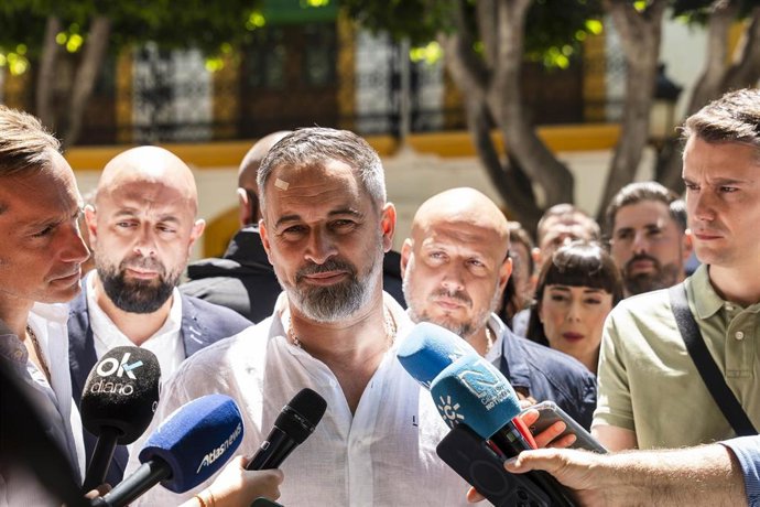 El presidente de Vox, Santiago Abascal, atiende a los medios en una visita realizada a Níjar (Almería) en el contexto de la campaña electoral andaluza.