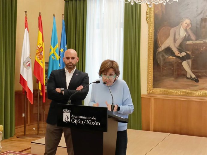 La alcaldesa de Gijón, Carmen Moriyón, en rueda de prensa en el Consistorio gijonés, junto al edil de Urbanismo, Jesús Martínez Salvador.