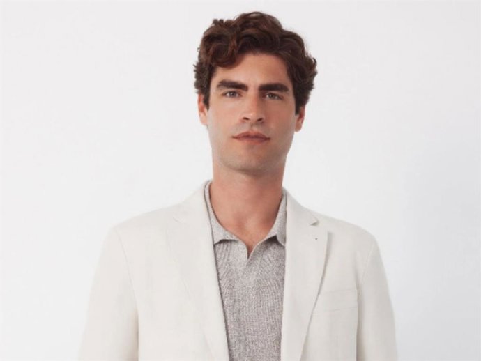 El lino se posiciona como clave en los looks masculinos para eventos de verano