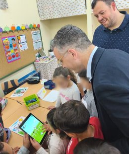 El alcalde de Cañada Rosal visita el CEIP Andalucía con ocasión del programa 'Digitalízate'.