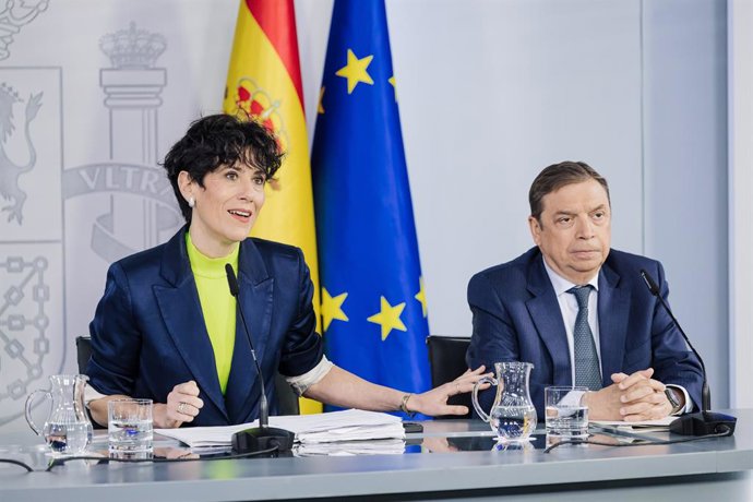 La ministra de Inclusión, Seguridad Social y Migraciones y portavoz del Gobierno, Elma Saiz, y el ministro de Agricultura, Pesca y Alimentación, Luis Planas, durante una rueda de prensa  