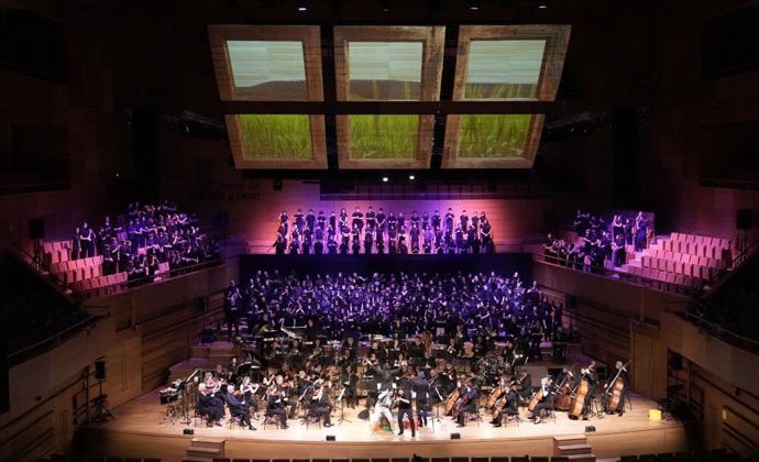 La Orquesta Sinfónica de Castilla y León presenta junto a 2.000 niños de la Comunidad el espectáculo colectivo 'Miradas que suenan' en el Centro Cultural Miguel Delibes