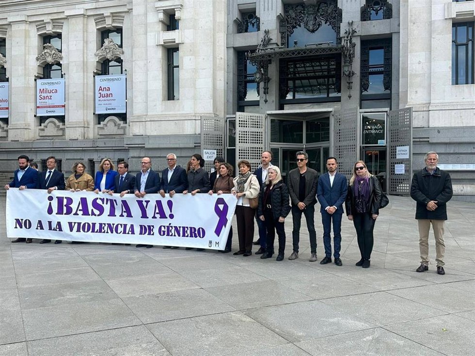 Minuto de silencio en Cibeles por el asesinato de violencia machista a una joven de 21 años el sábado en Carabanchel.