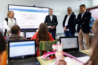 El presidente de la Xunta, Alfonso Rueda, en una visita al CEIP Campo do Muíño, en Ames (A Coruña)