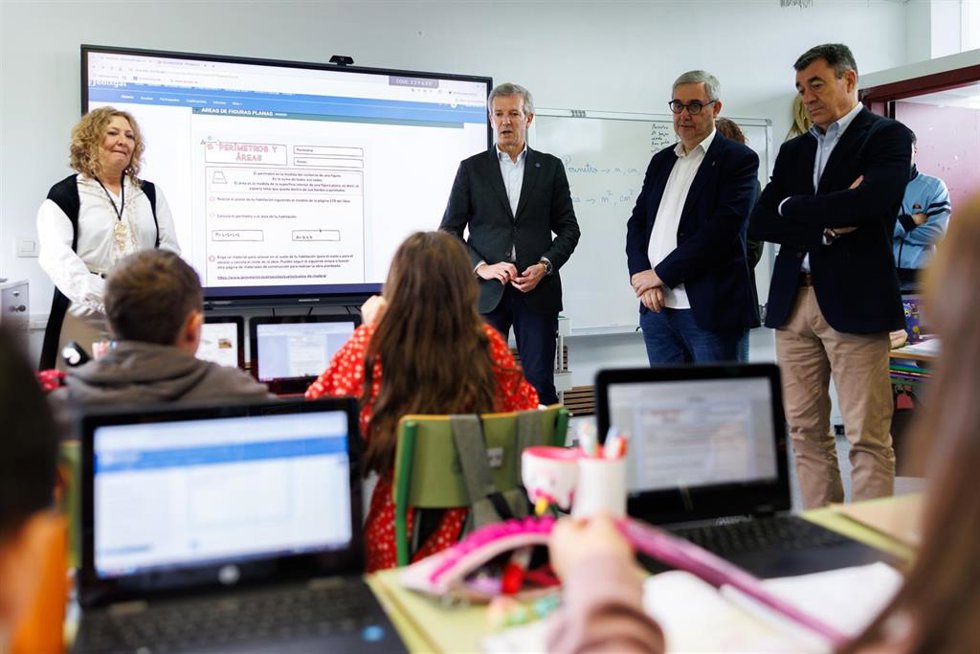 El presidente de la Xunta, Alfonso Rueda, en una visita al CEIP Campo do Muíño, en Ames (A Coruña)