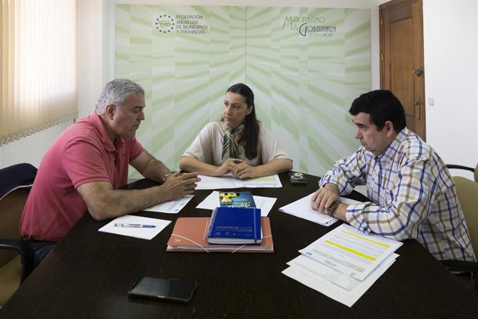La secretaria general de la Federación Andaluza de Municipios y Provincias (FAMP), Yolanda Sáez Cuevas, con el vocal de la Asociación Nacional de Agentes Tutores en Andalucía (ANAT), José Diego Díaz.