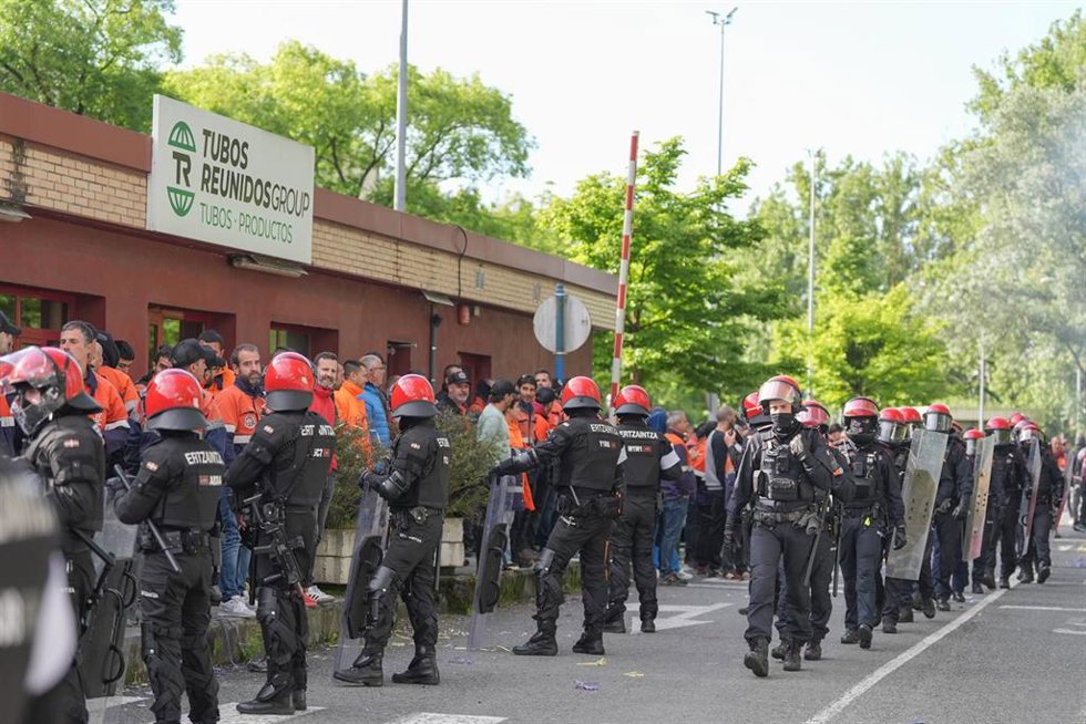 Piquetes durante la Asamblea de Tubos Reunidos, a 7 de mayo de 2026, en Amurrio (Álava)