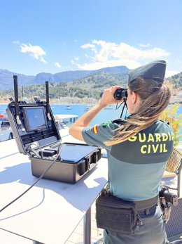 Una agente del Equipo Pegaso de la Guardia Civil, en el Port de Sóller.