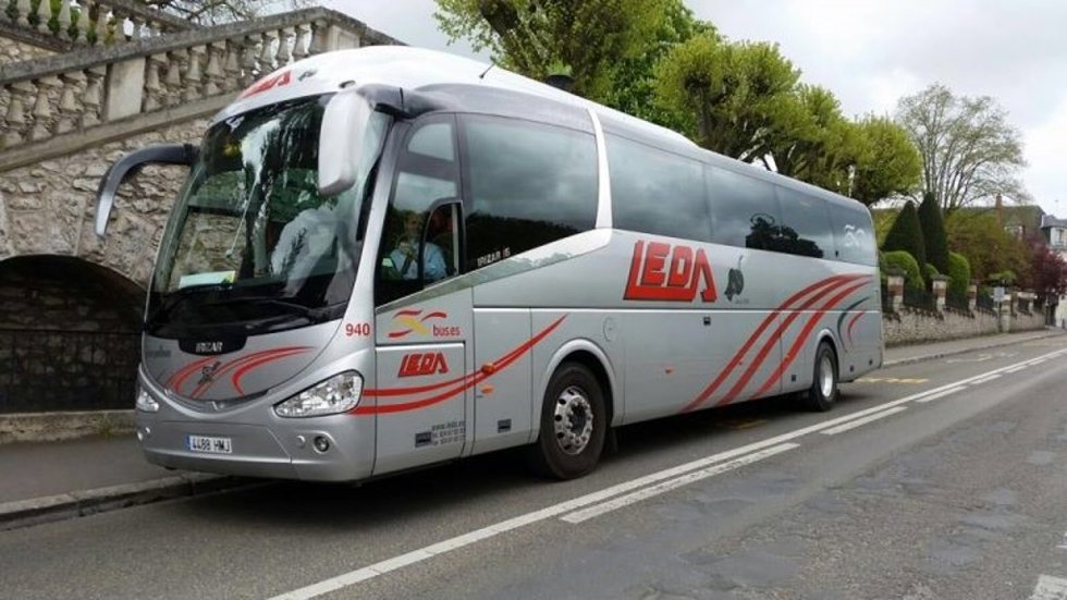 Archivo - Un autobús de la empresa Leda