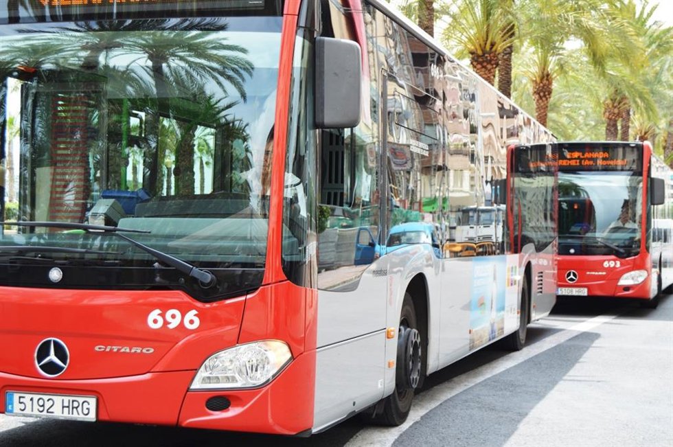 Archivo - Imagen de archivo de autobuses urbanos de Alicante