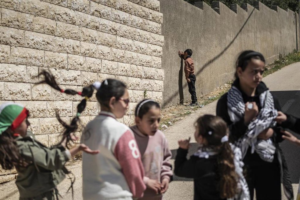 Un grupo de niños palestinos en la localidad de Al Muqayir, en Cisjordania (archivo)