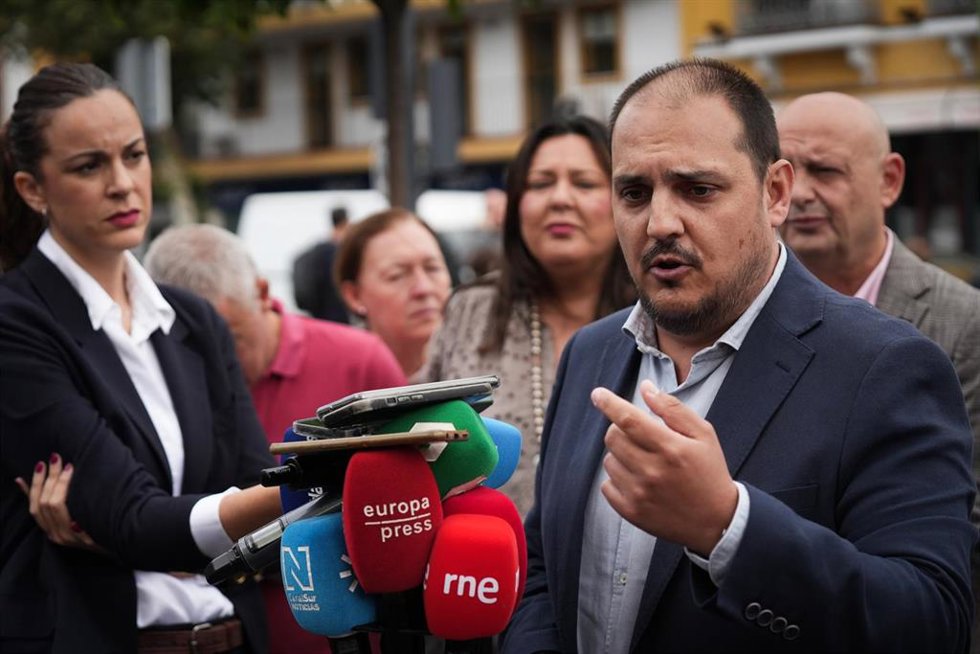El alcalde de Adamuz, Rafael Moreno, atiende a los medios de comunicación en Sevilla en relación a la entrada en campaña del accidente ferroviario.