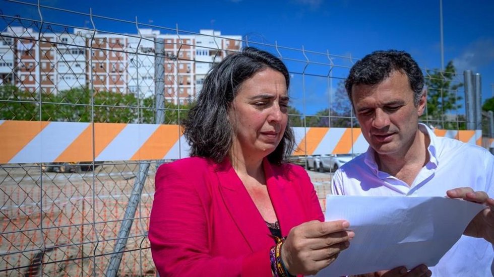 Bruno García y Carmen Sánchez en su visita a obras de viviendas realizada en Cádiz.