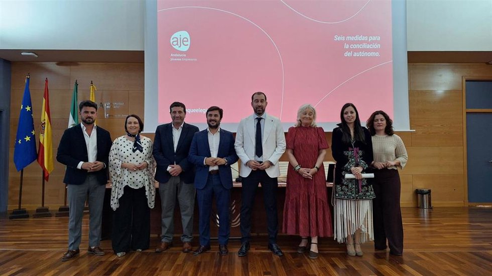 El teniente de alcaldesa de Empresa, Trabajo Autónomo, Transformación Digital y Seguridad en el Ayuntamiento de Jerez de la Frontera, José Ignacio Martínez,  y la delegada de la Junta en Cádiz, Mercedes Colombo, en un acto de AJE Andalucía