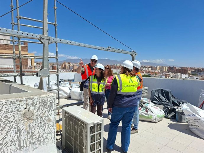 La delegada de Fomento, Articulación del Territorio y Vivienda de la Junta en Almería, durante la visita a las obras de rehabilitación energética del edificio Escorpio.