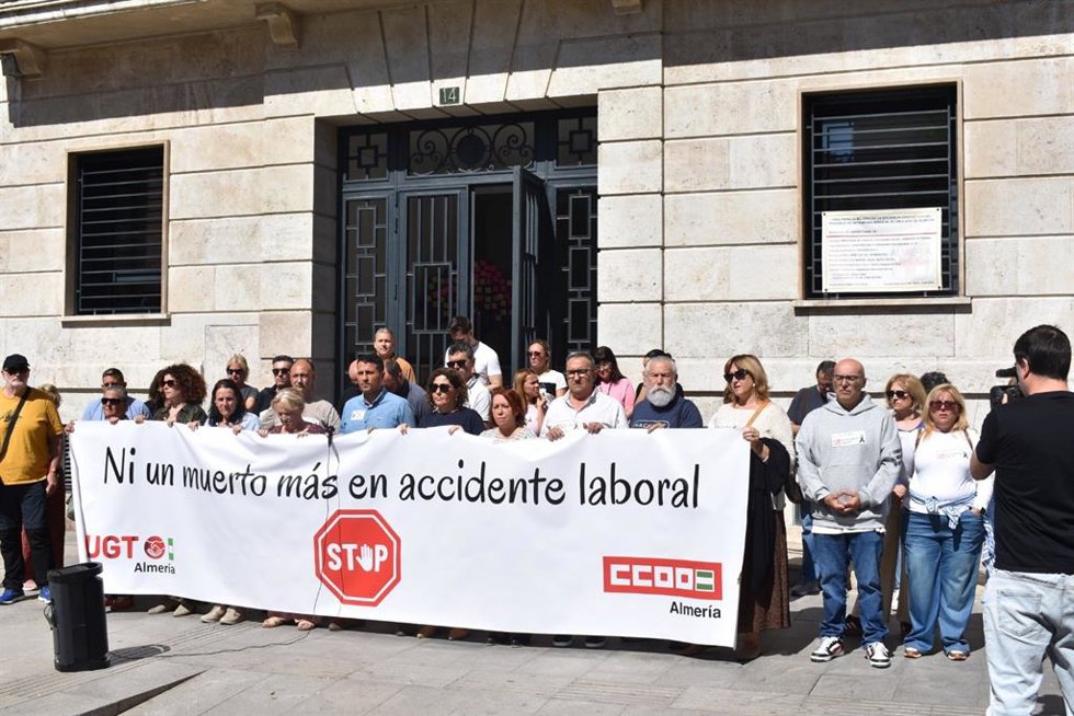Concentración de CCOO y UGT tras el último accidente laboral mortal en Almería.